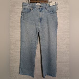 Abercrombie & Fitch Light Medium Wash 90's Relaxed High Rise Frayed Hem 32 NWT